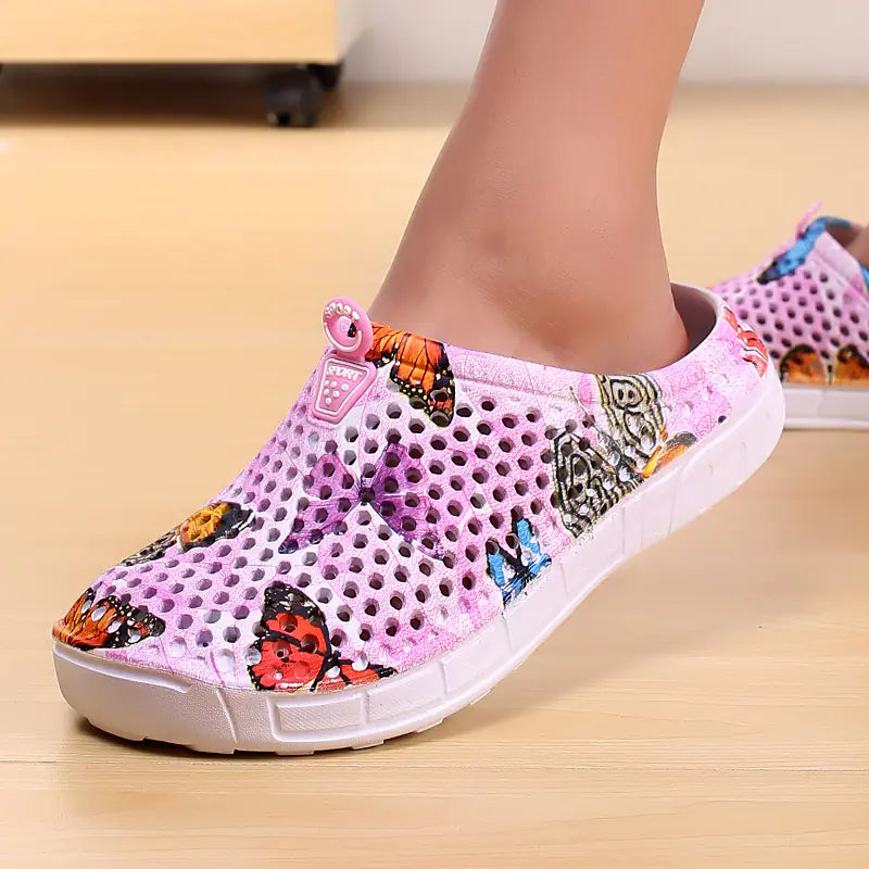 Women Summer Butterfly Print Clogs Lightweight Beach Shoes - Image 4