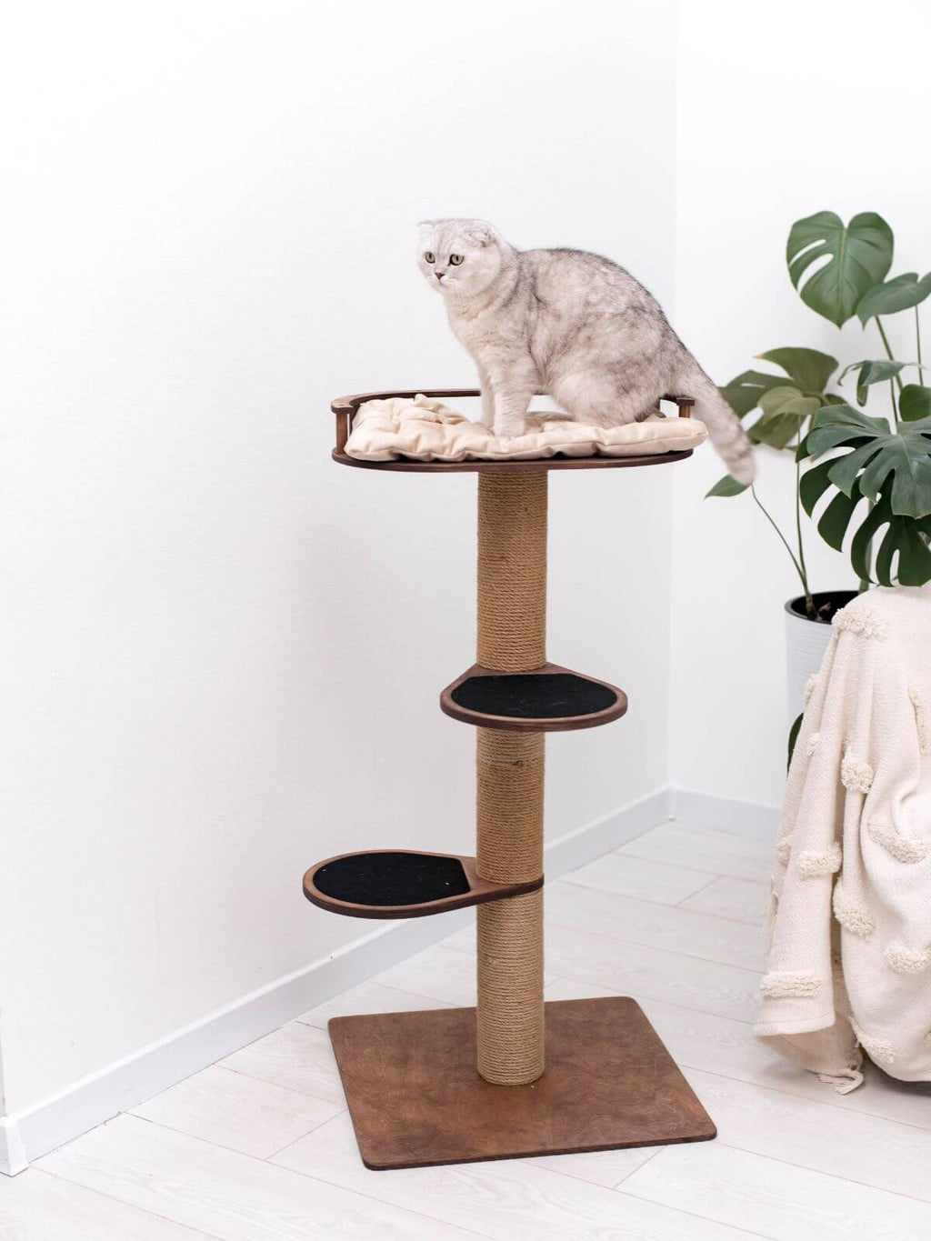 Compact Cat Scratching Tree for Small Spaces and Apartments