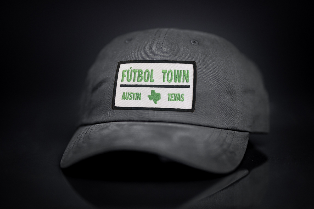 Unisex Fútbol Town soccer dad hat in cotton with solid color finish