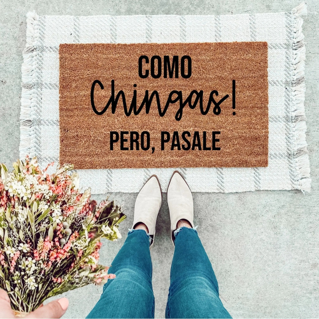 Funny 'Como Chingas Pero Pasale' Spanish welcome mat made from natural coir fiber.