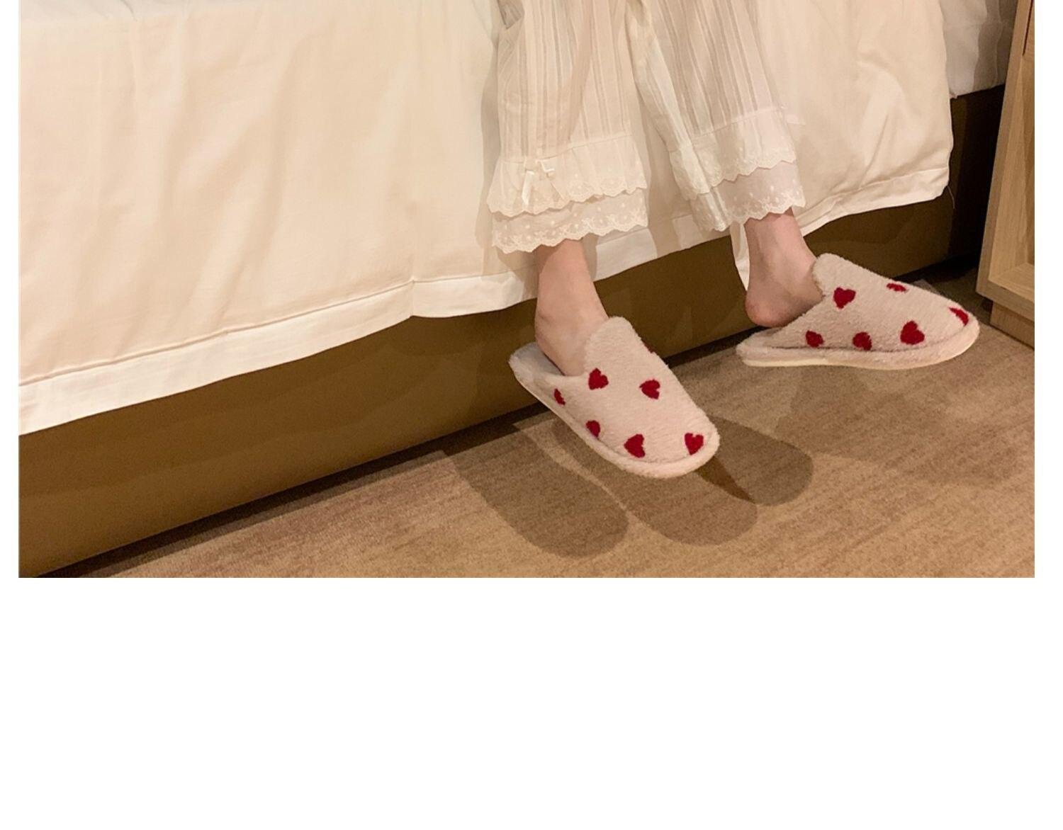 Women's Heart Print Plush Slippers – Cozy White & Red Indoor Shoes
