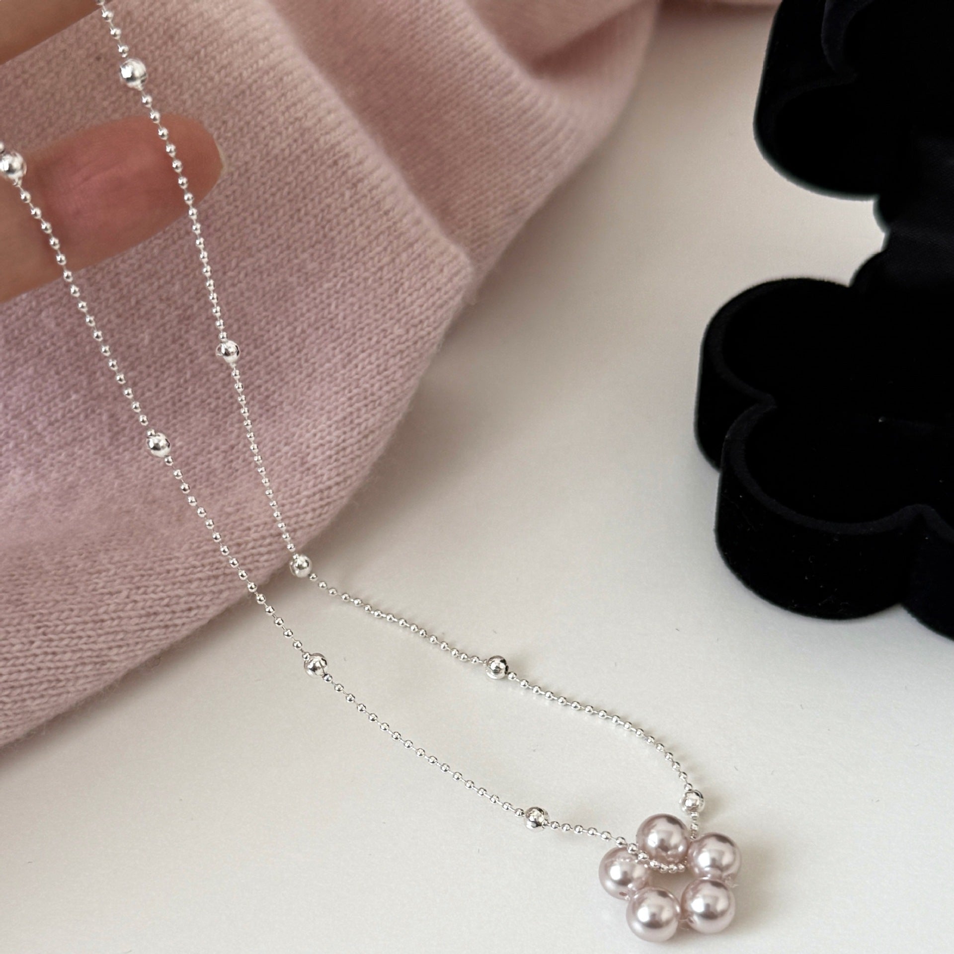 Versatile Layered Pearl Necklace With A Refined Manta Style