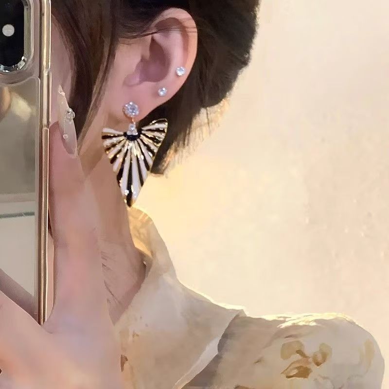 European Style Contrast Color Earrings Retro Goddess Statement