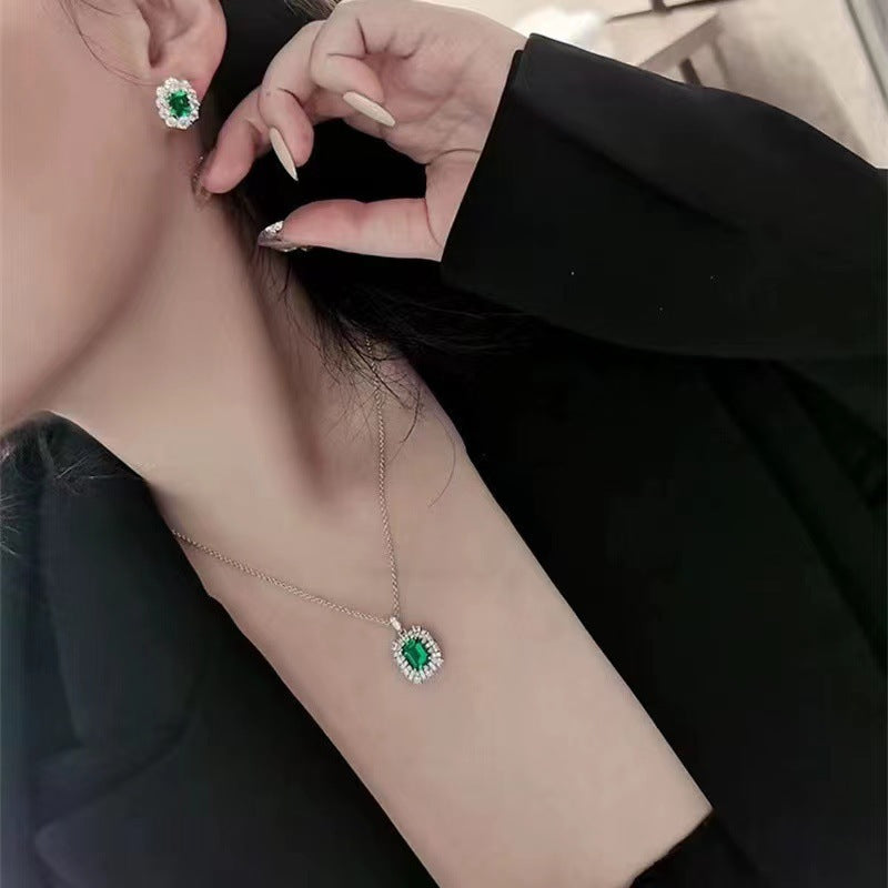 Ultra-shiny Elegant Emerald Set Ring For Women