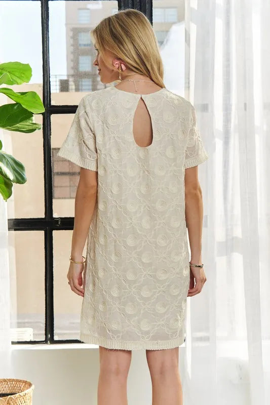 Applique Round Neck Short Sleeve Shift Dress in Cream