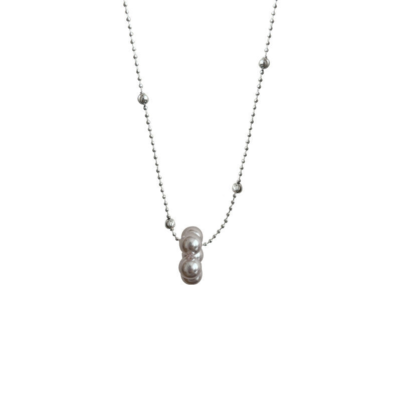 Versatile Layered Pearl Necklace With A Refined Manta Style