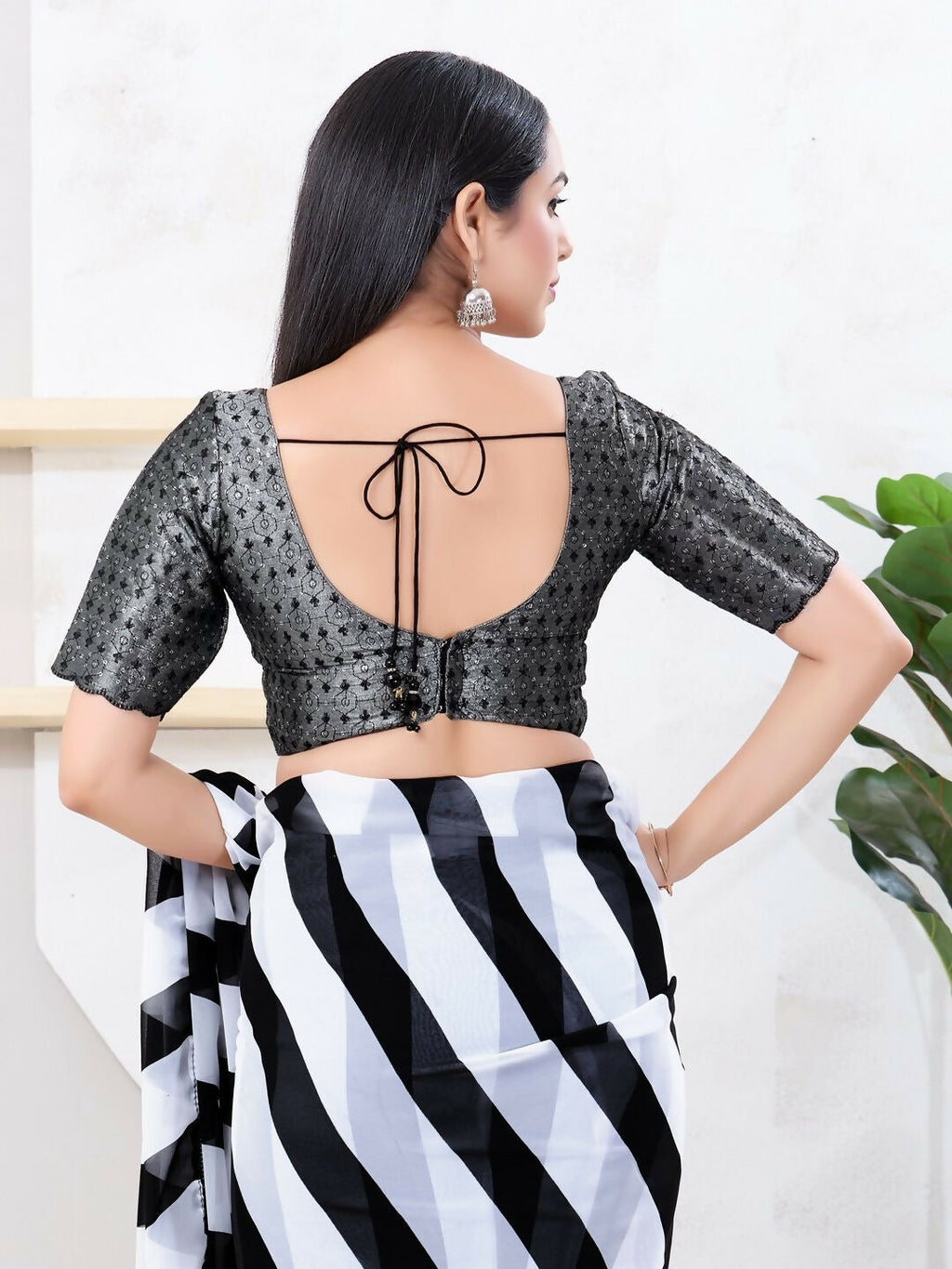 Black Tissue Sweetheart Neck Back Open Sleeveless Blouse