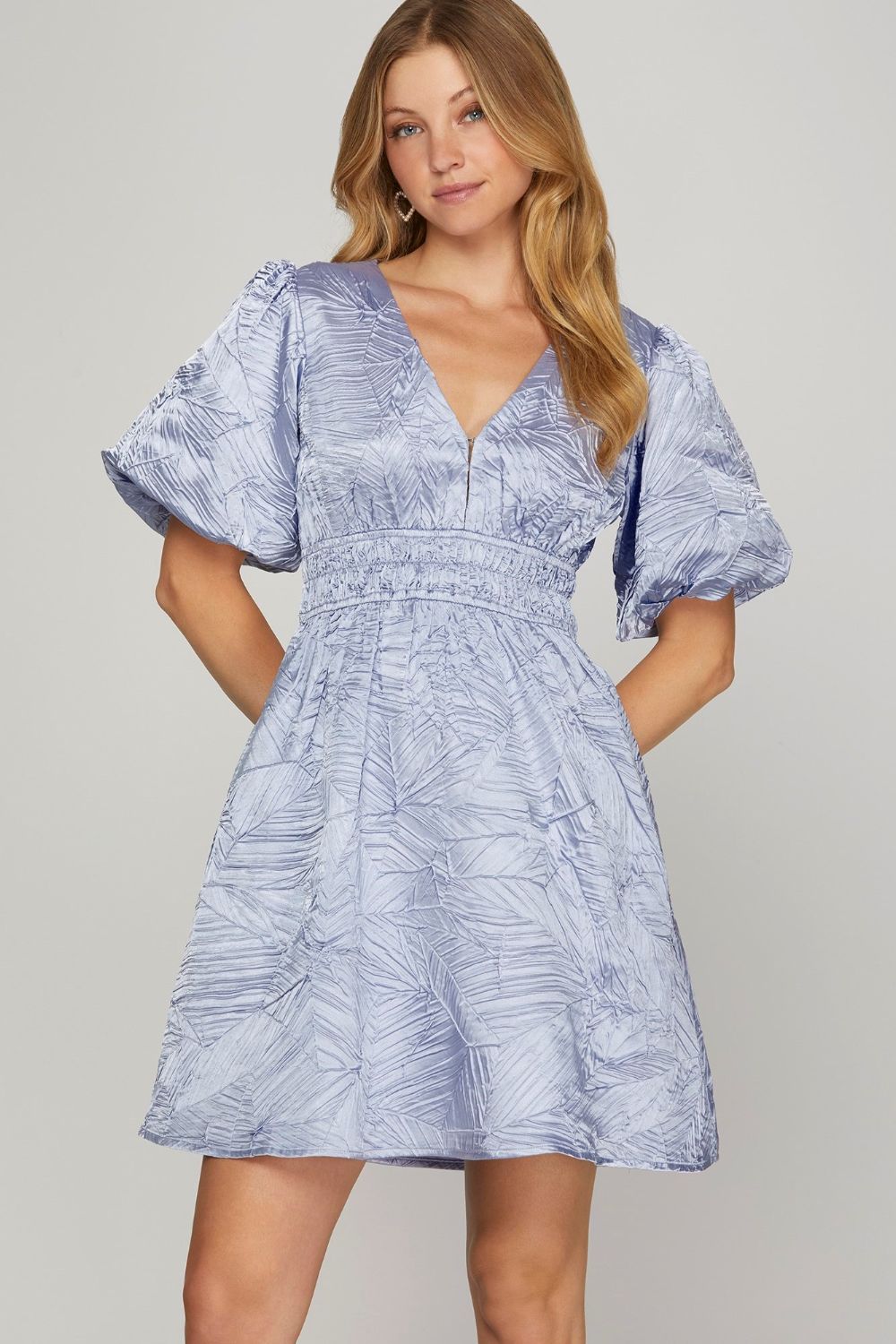 Crinkle woven mini dress with V-neckline and voluminous balloon sleeves.