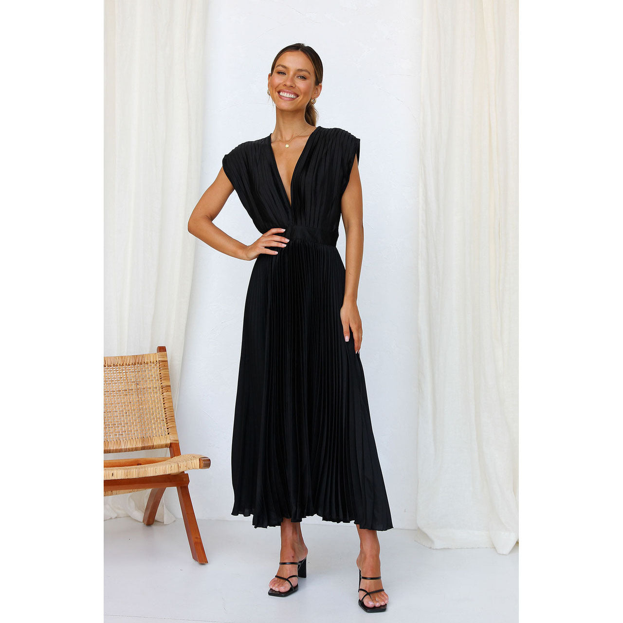 Elegant Pleated Sleeveless Casual Dress with Zipper and Lace-Up