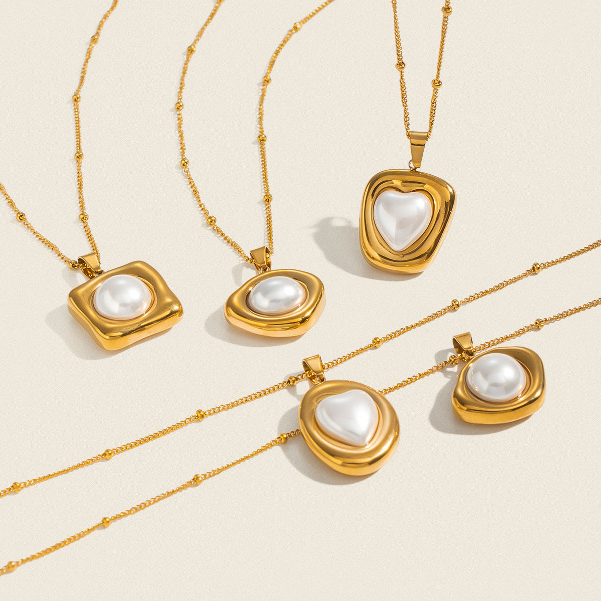 High-end Pearl Pendant Necklace In Titanium Steel With 18K Gold Plating