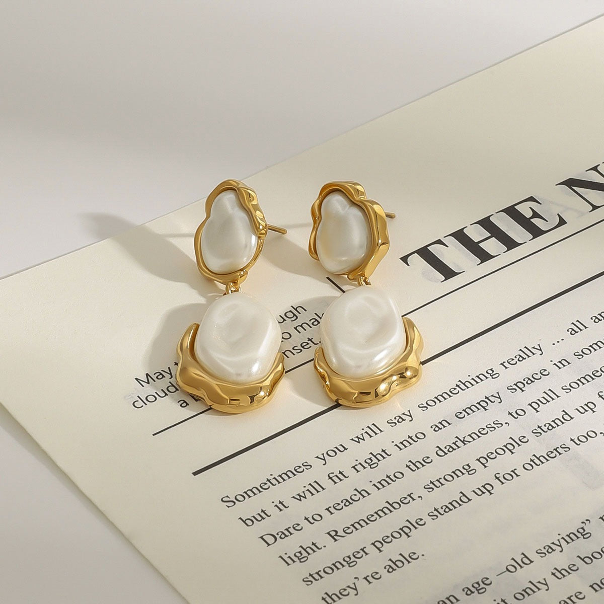 18K gold inlaid irregular pearl design light luxury fashion earrings