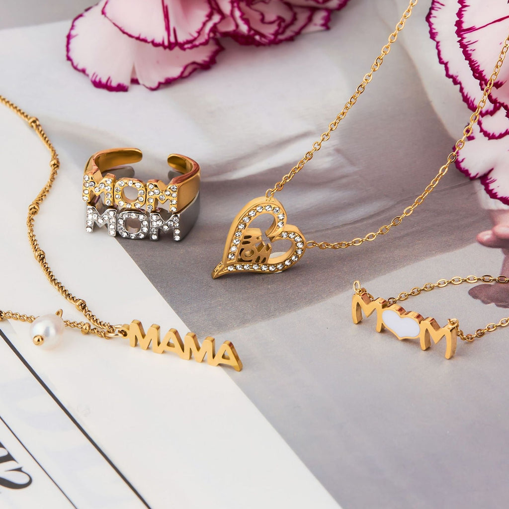 18K gold heart with the letters "MOM" exquisite design of the necklace and ring set