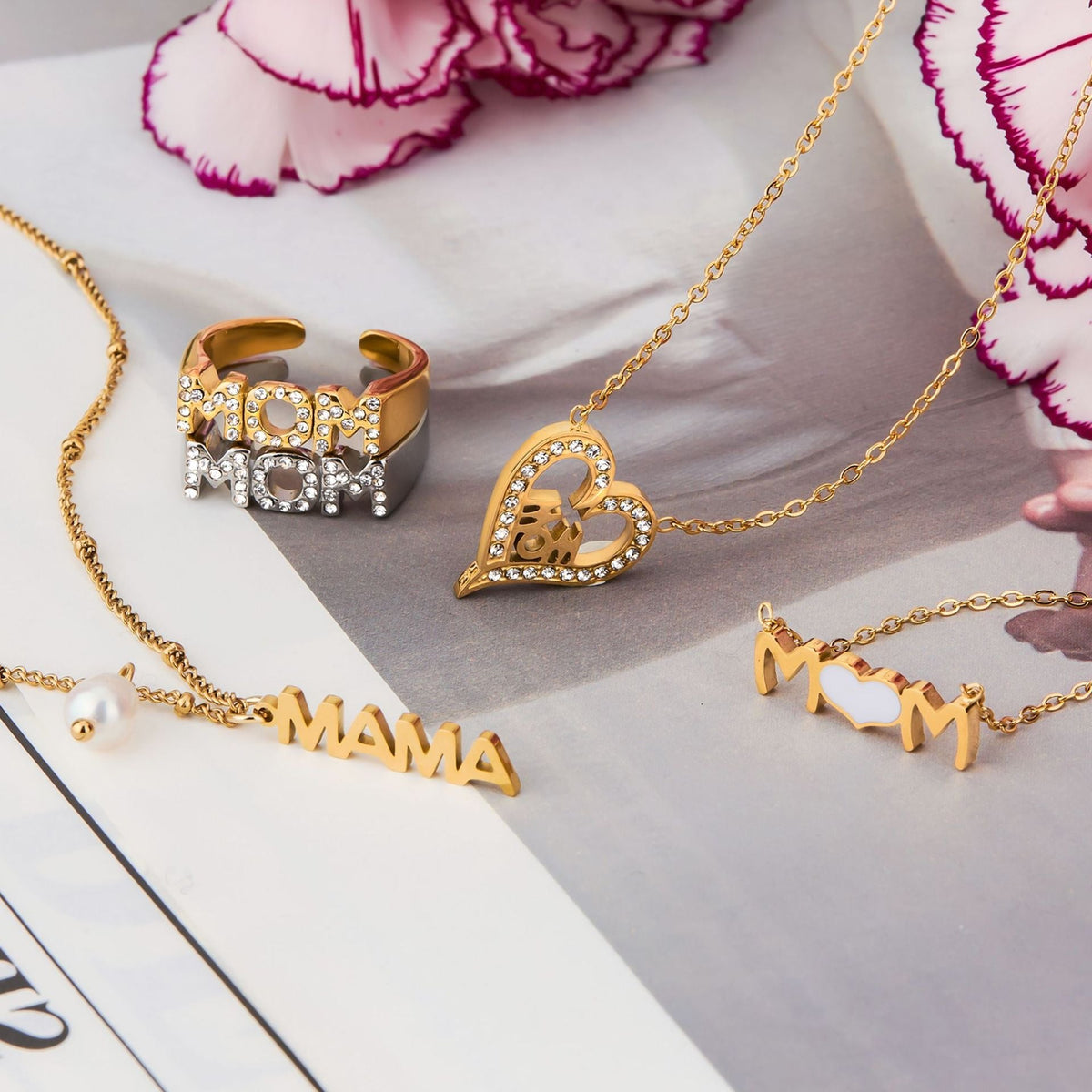 18K gold heart with the letters "MOM" exquisite design of the necklace and ring set