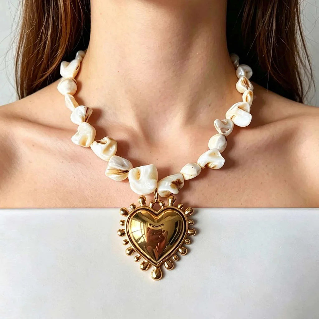 18K gold plated stainless steel necklace featuring an elegant shell inlay
