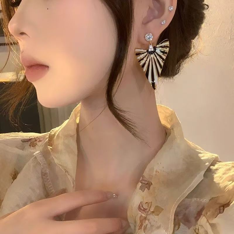 European Style Contrast Color Earrings Retro Goddess Statement