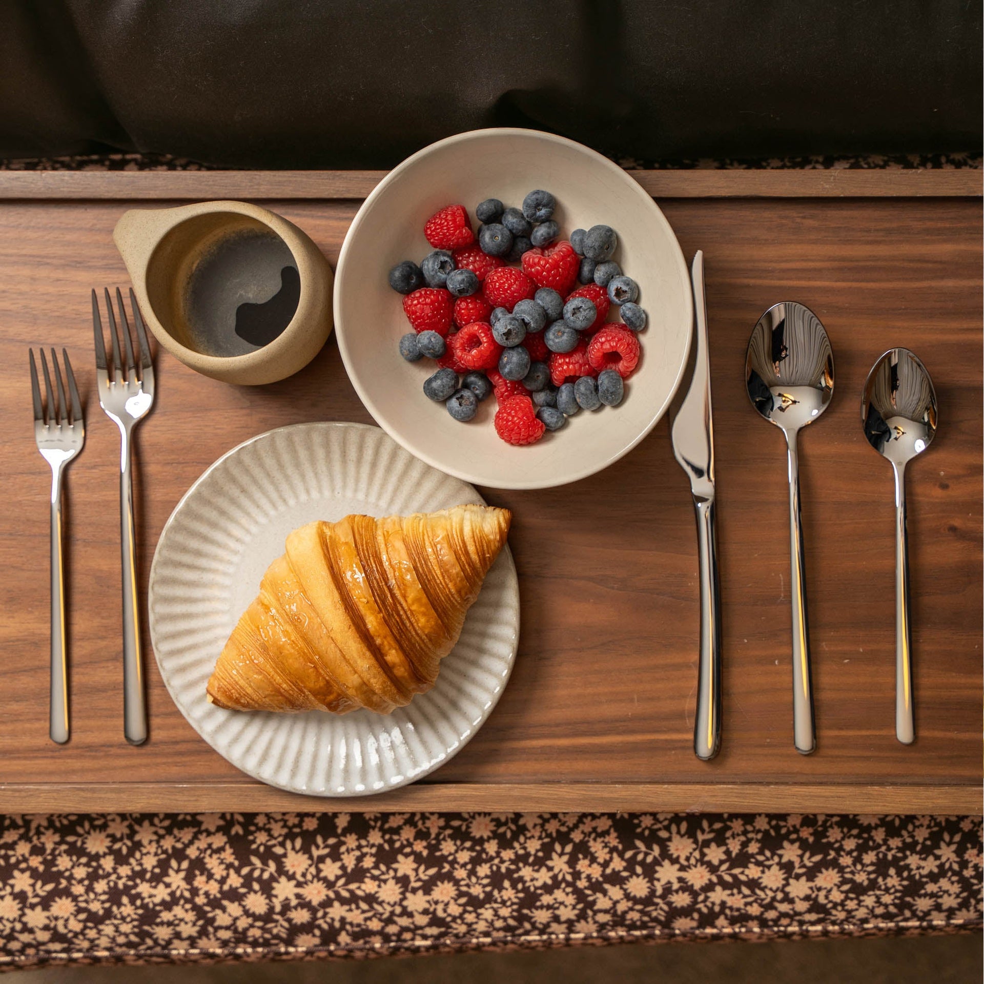 Emilia 20-Piece Stainless Steel Flatware Set in Silver or Gold - Image 2