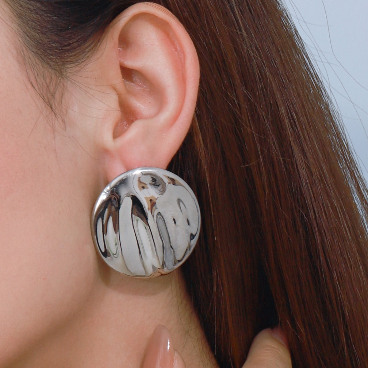 18K gold round earrings with textured design, simple and elegant