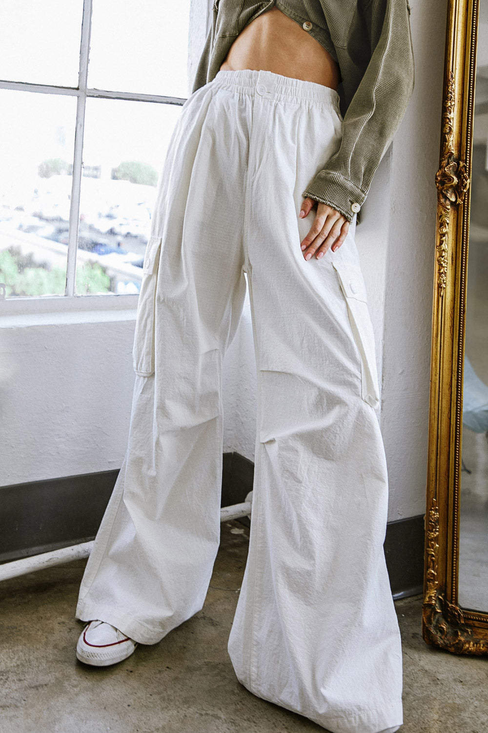Woven Wide Leg Cargo Pants with Elastic Waist - Image 4