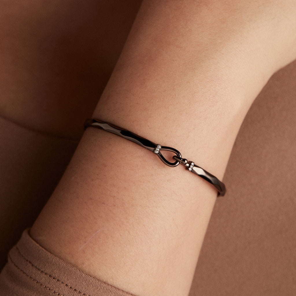 Faceted Hook Tension Bracelet in Modern Minimalist Style