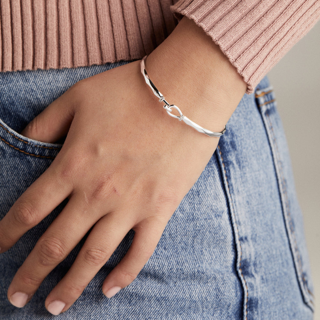 Faceted Hook Tension Bracelet in Modern Minimalist Style