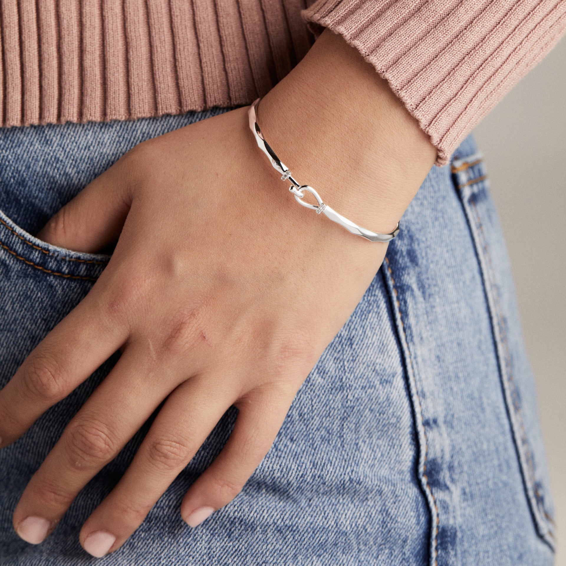 Faceted Hook Tension Bracelet in Modern Minimalist Style
