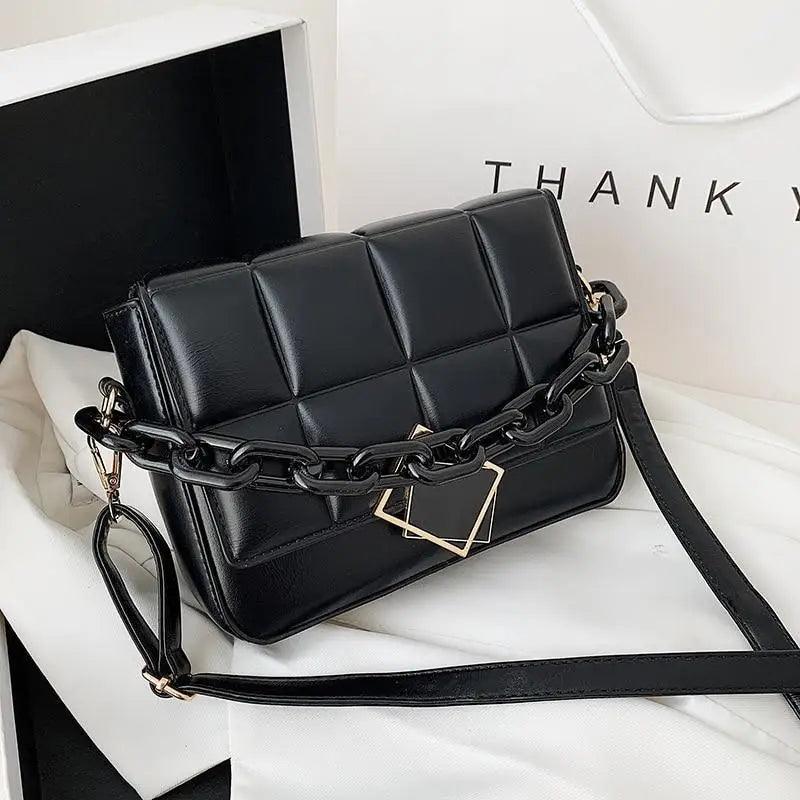Fashionable women's literary shoulder bag with elegant chain strap in an autumn/winter design