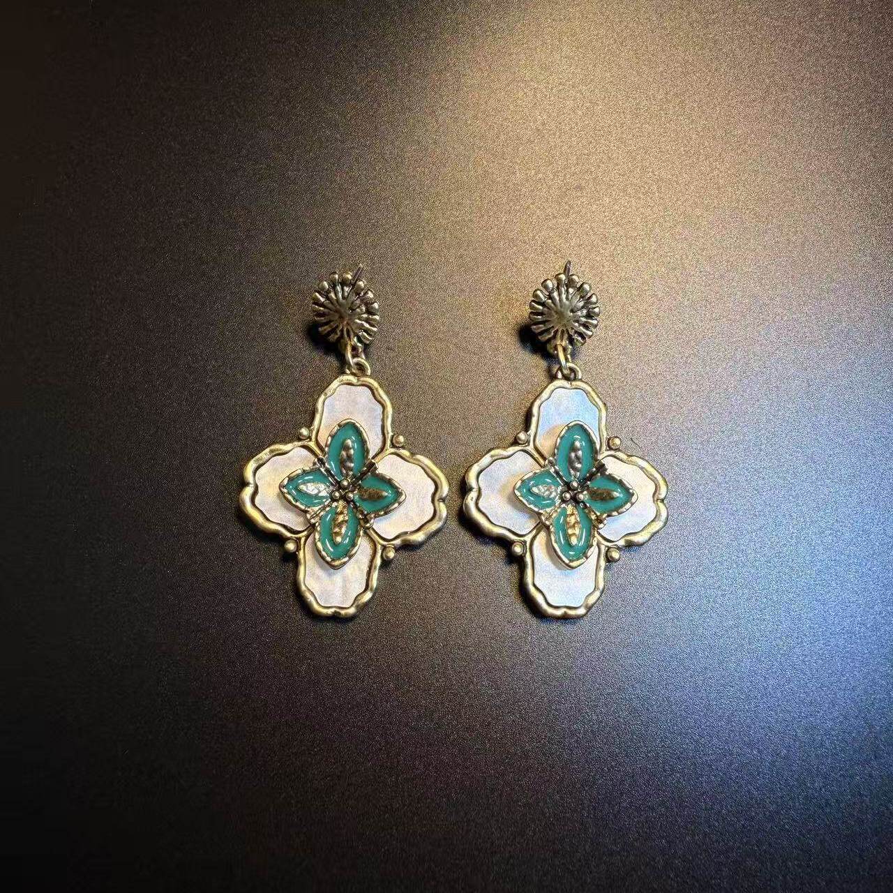 Retro Four Leaf Clover Dangle Stud Earrings For Women, Light Luxury High Sense French Style Flower Earrings, Elegant Clip On Earrings
