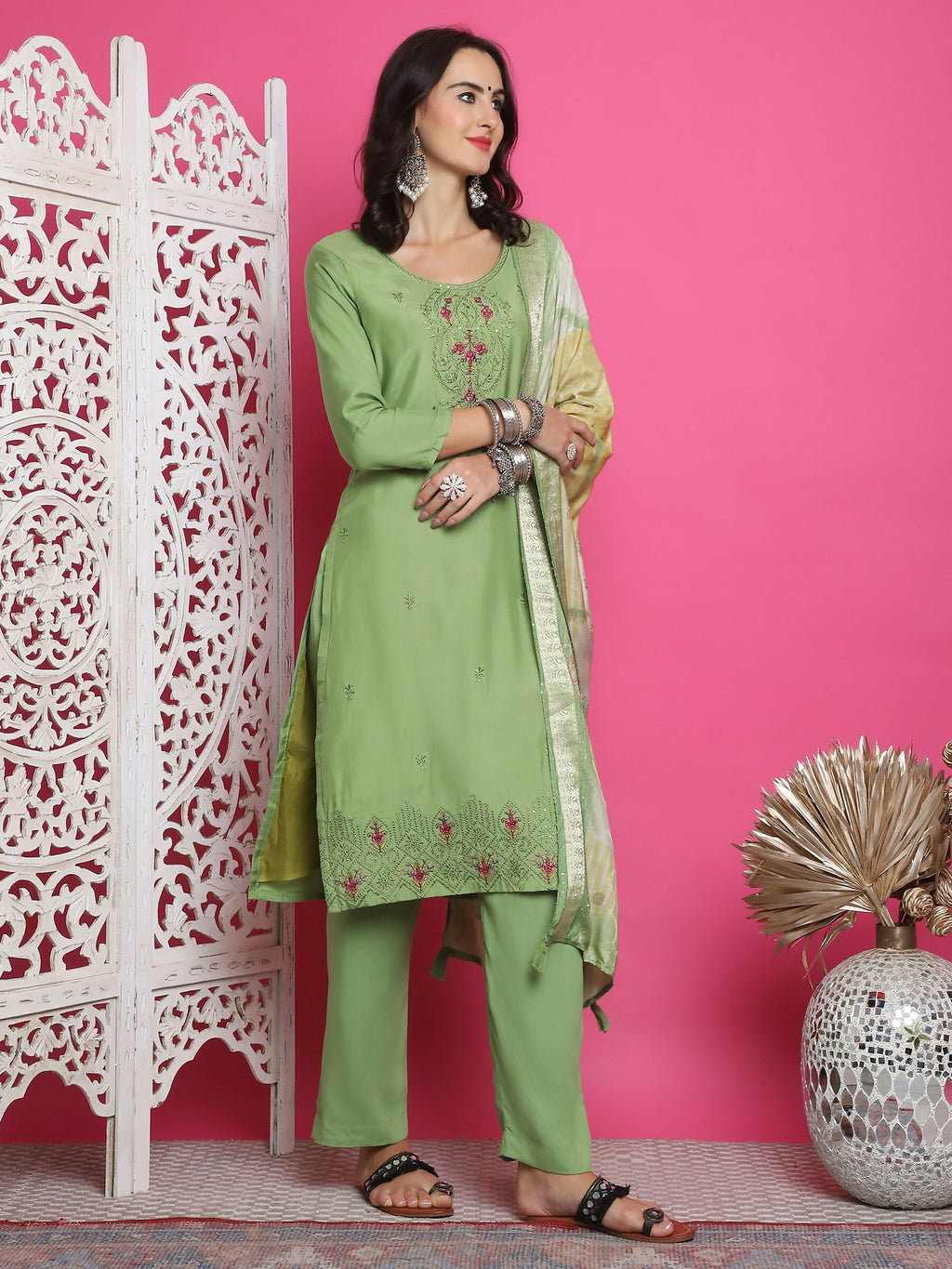 Women's Green Muslin Floral Resham Embroidery Kurta Set