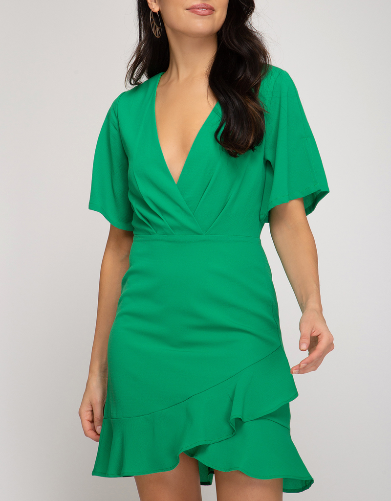 Flutter sleeve woven dress with a classic silhouette and comfortable fit.