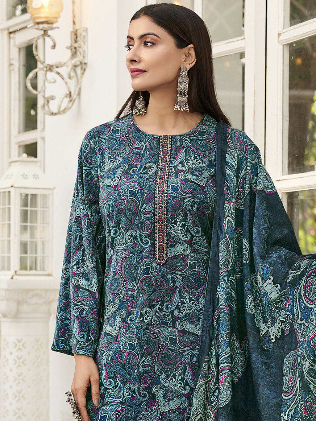 Women's Navy Blue Velvet Straight Kurta Set with Resham Thread Work