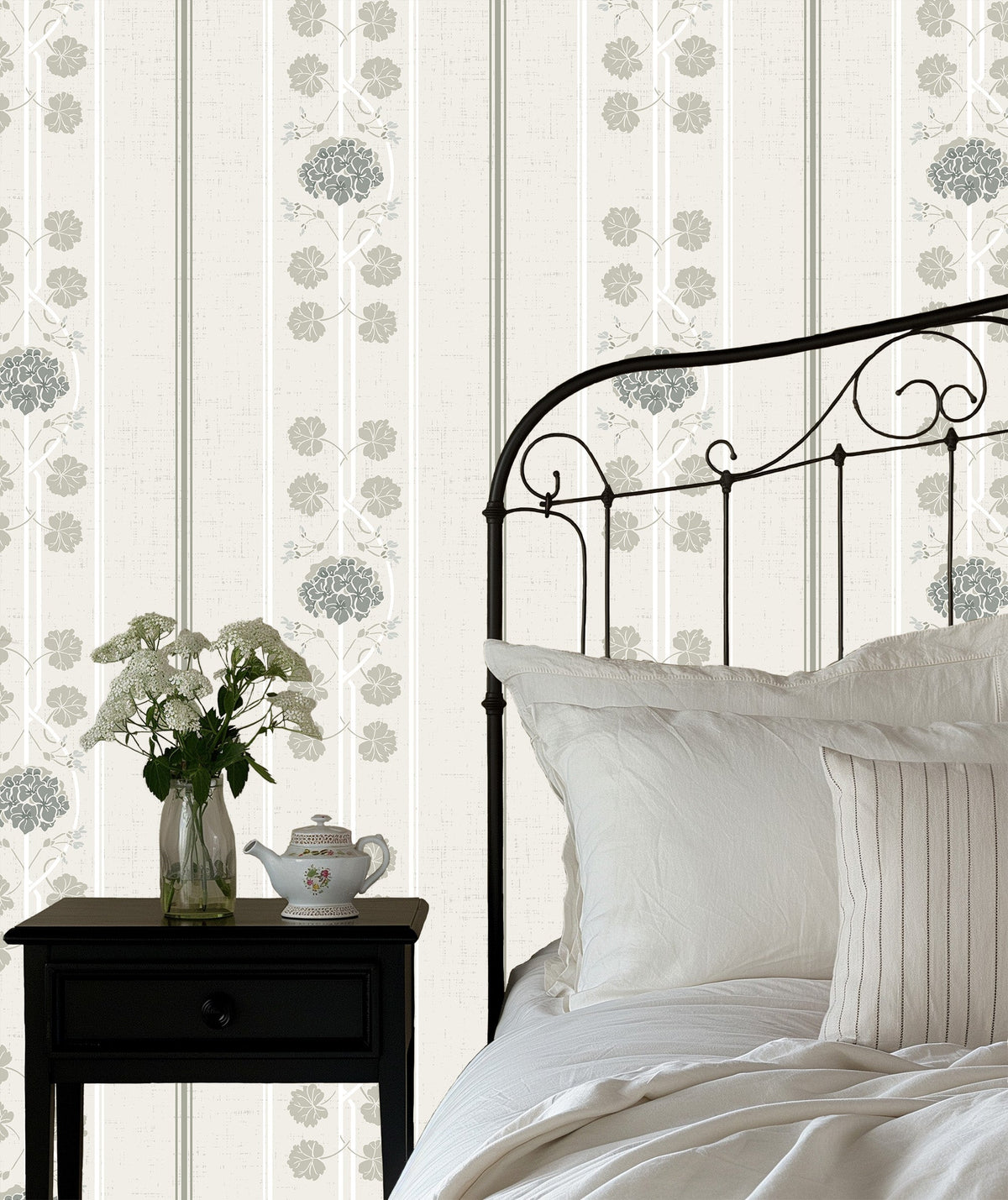 Geranium Wallpaper by Veronica Larrain