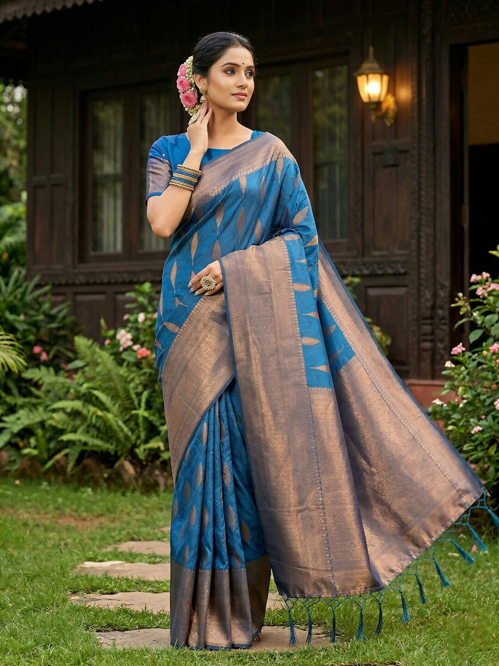 Elegant blue silk blend saree with matching blouse piece