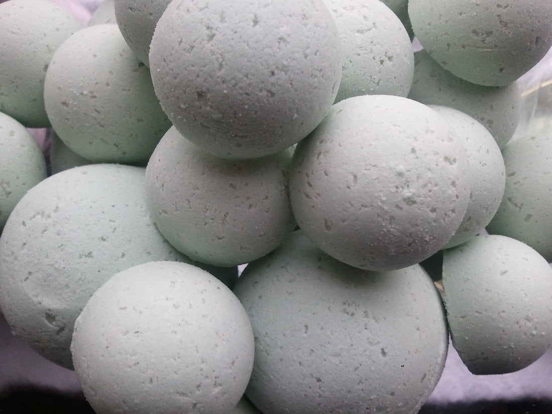 14 bath bombs in Eucalyptus & Spearmint scent, gift bag bath fizzies, great for dry skin, shea, cocoa, 7 ultra rich oils