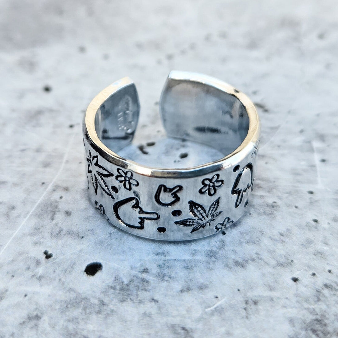Hemp Leaf Middle Finger Ring