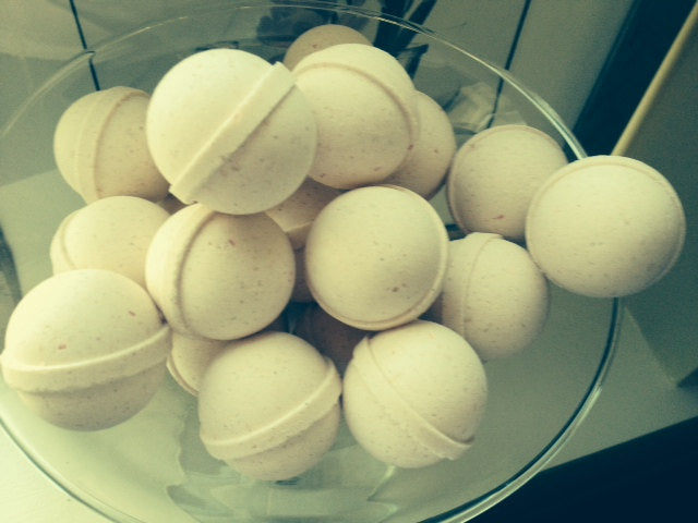 Gift Set with 12 foil wrapped 2.5 oz bath bombs, great for dry skin, Manly Scents