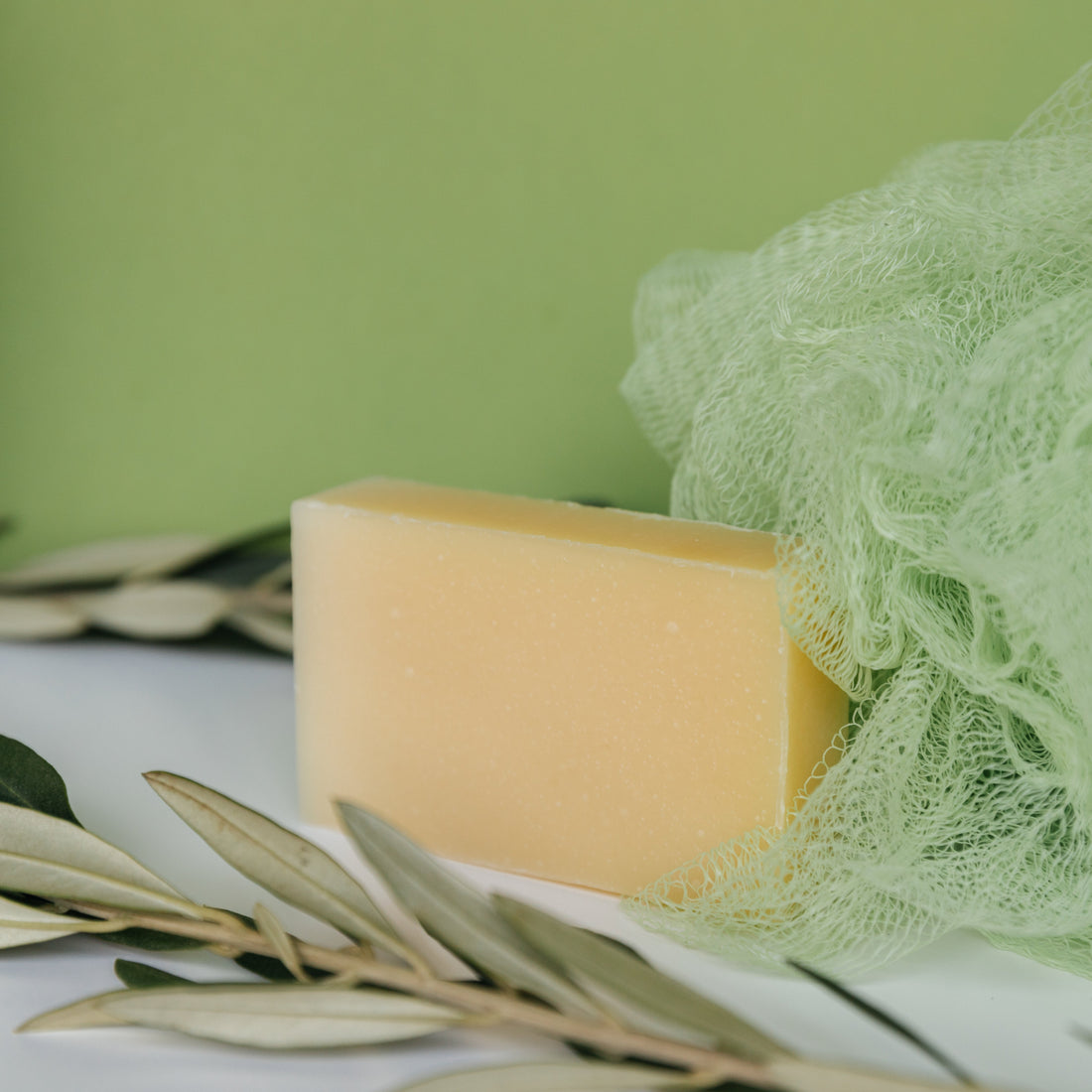 White Tea and Ginger Cold-Pressed Shave Bar for Smooth Skin - Image 2