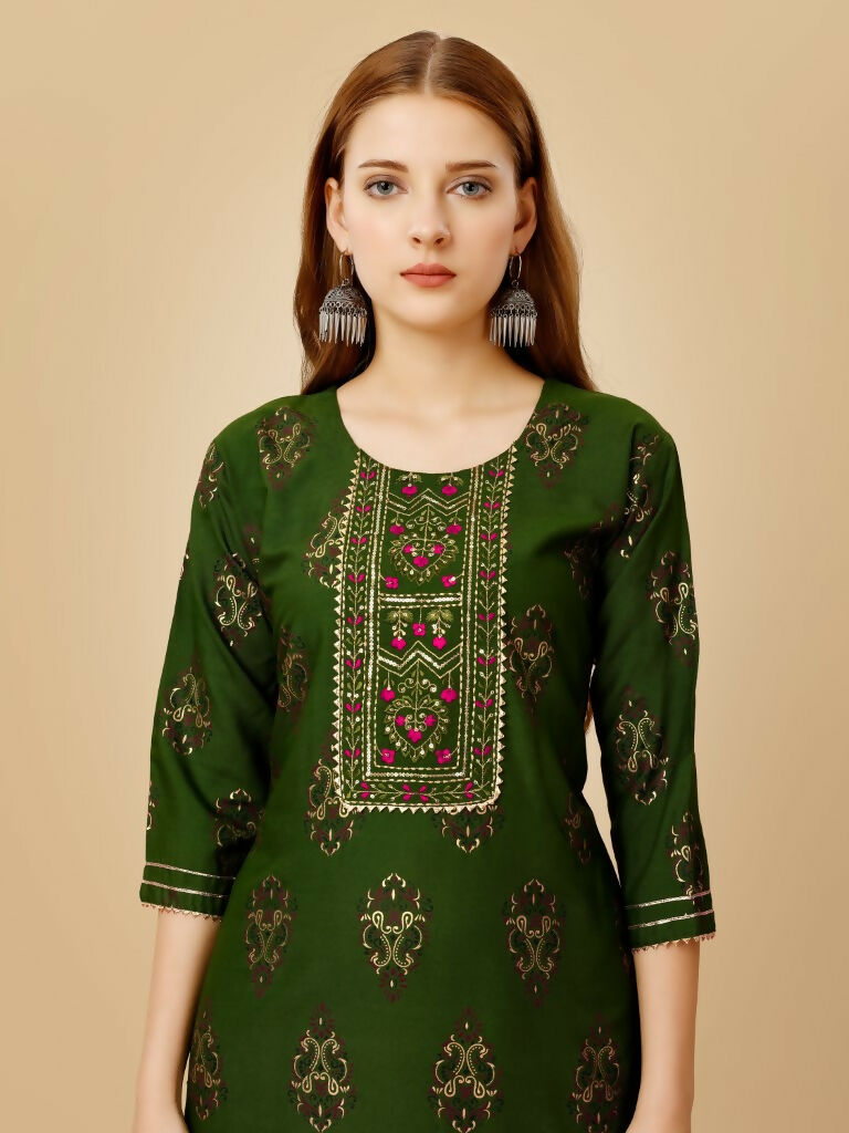 Women's Green Embroidered Straight Kurta Pant Set in Viscose Rayon