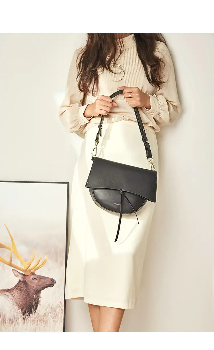 Versatile Leather Shoulder Bag with Retro Saddle Design