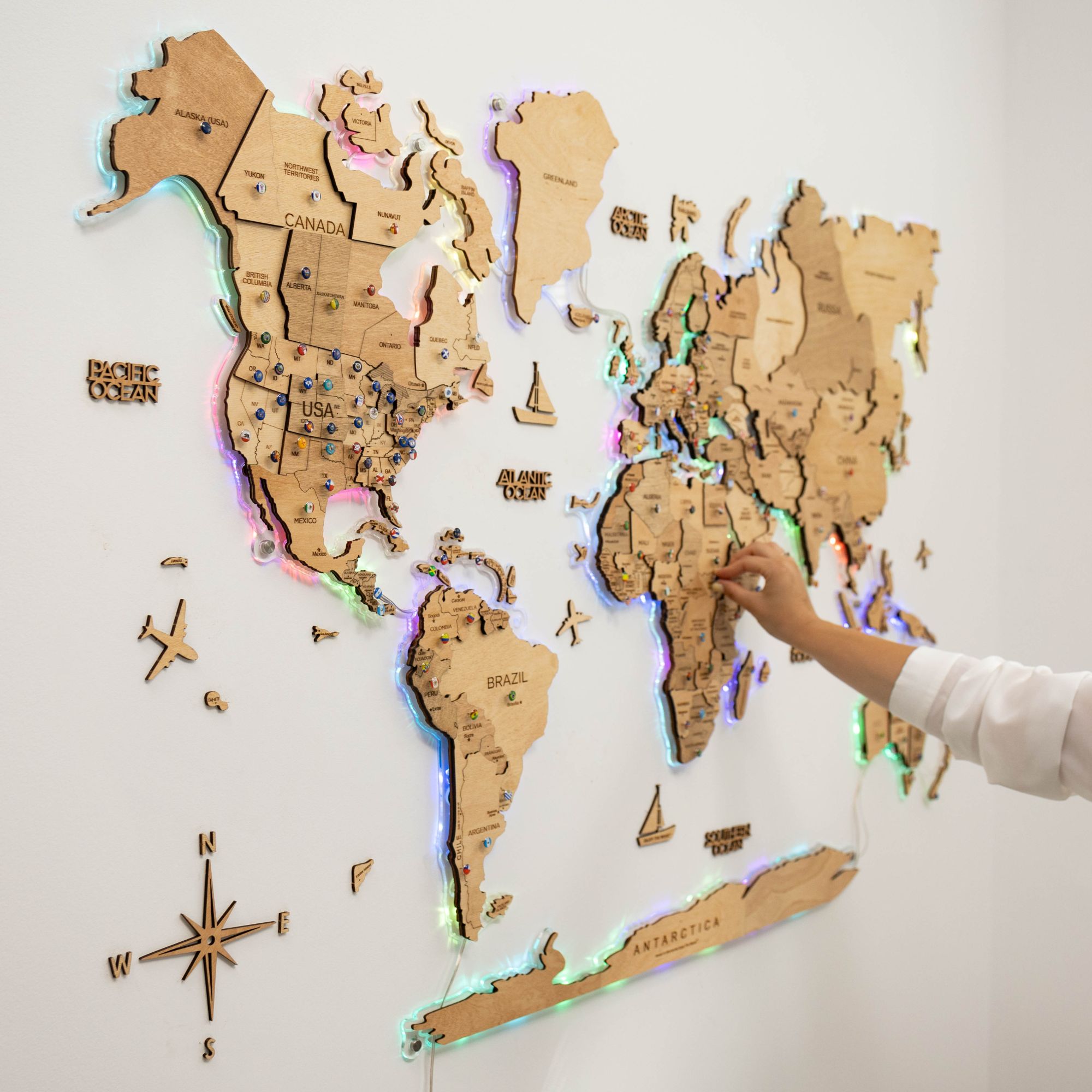 3D LED Wooden World Map 2.0 Gold – Smart Wall Decor & Art