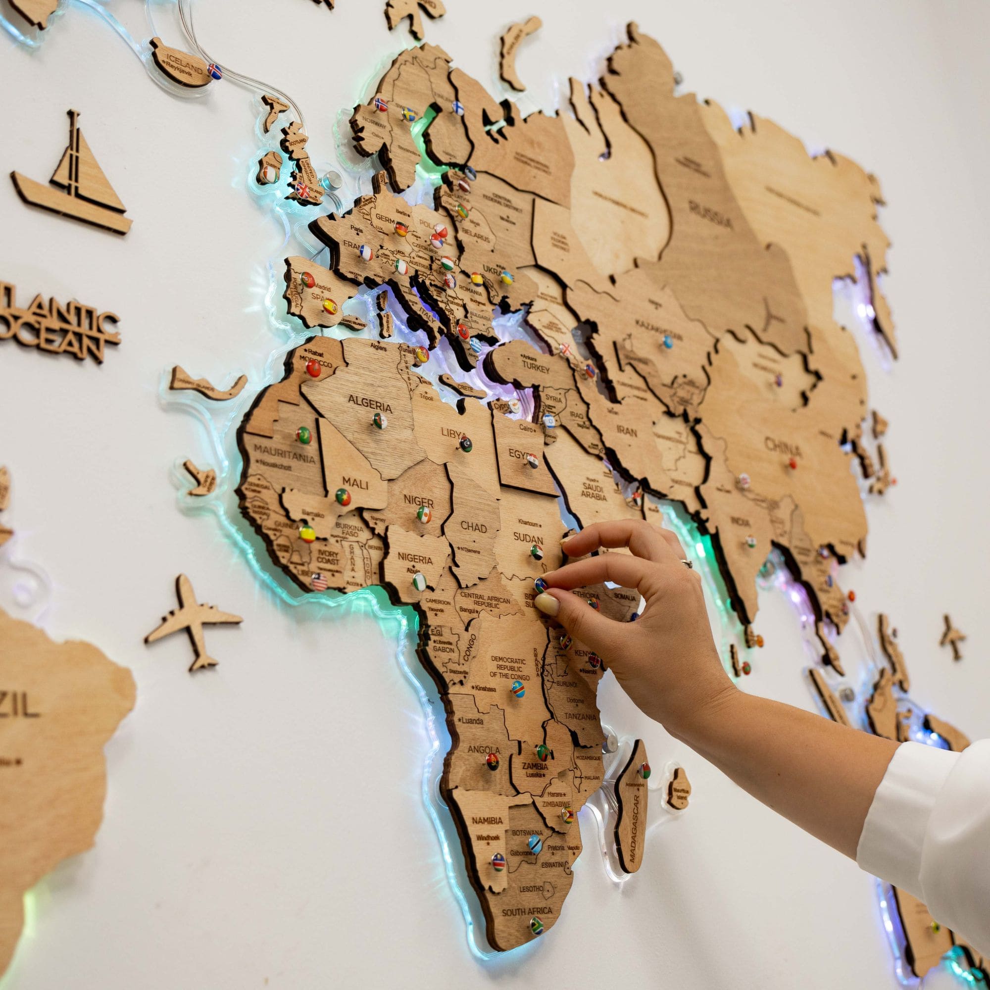 3D LED Wooden World Map 2.0 Gold – Smart Wall Decor & Art