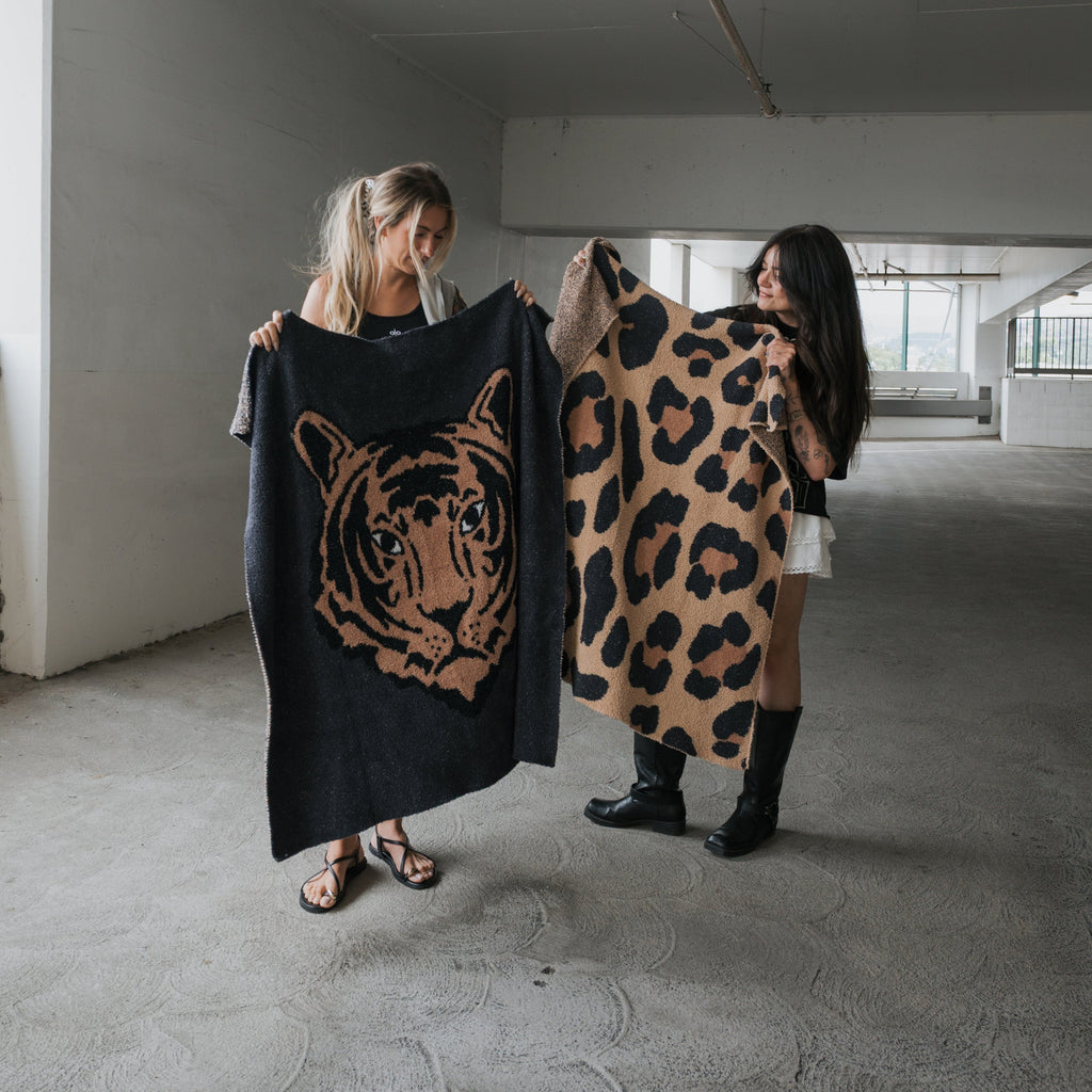 Plush Tiger Print Knit Throw Blanket for Modern Living Room Decor