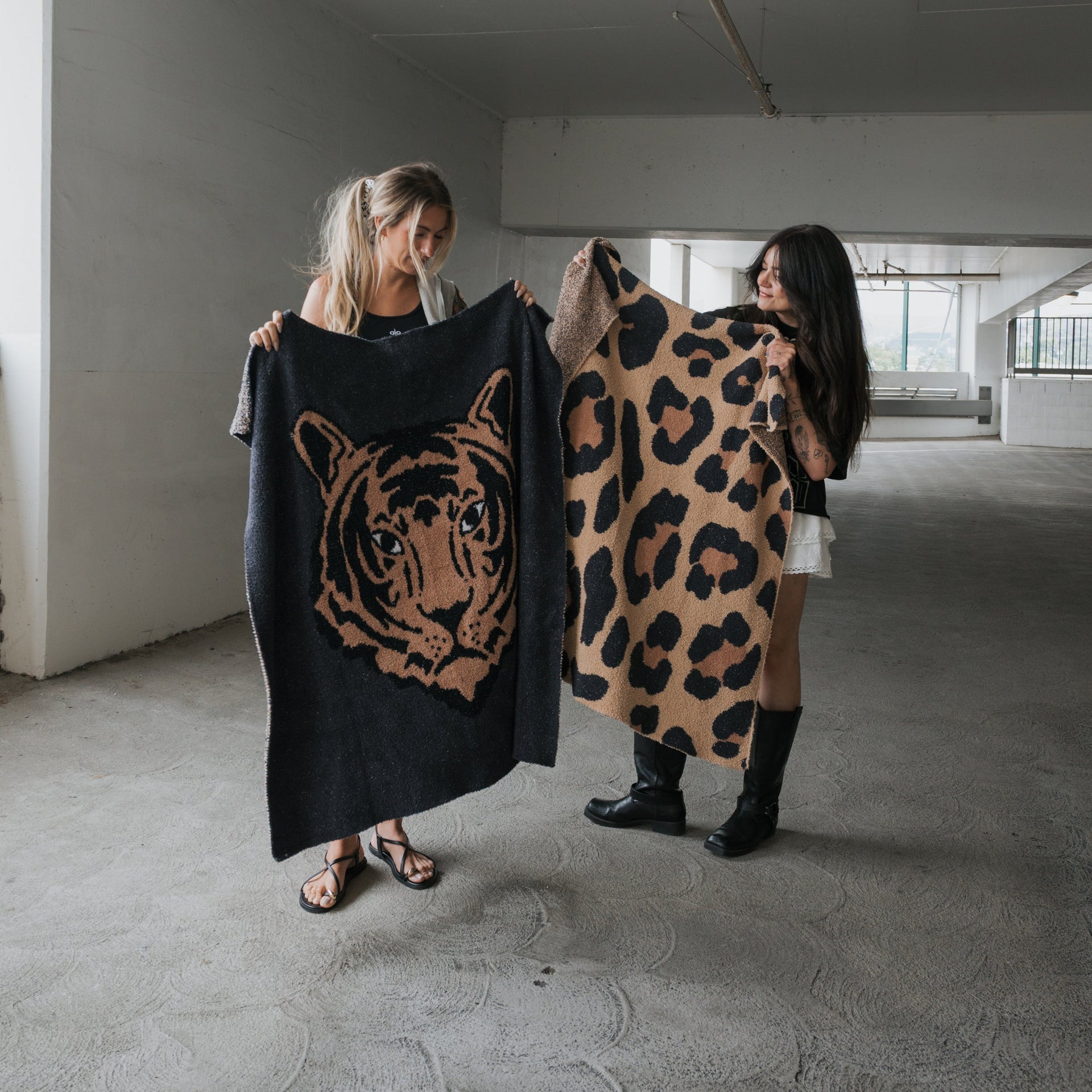 Plush Tiger Print Knit Throw Blanket for Modern Living Room Decor