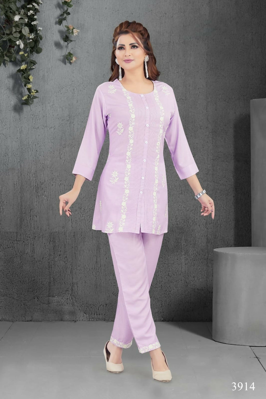 Model wearing a two-piece heavy muslin kurta set in lylac color with cotton lining
