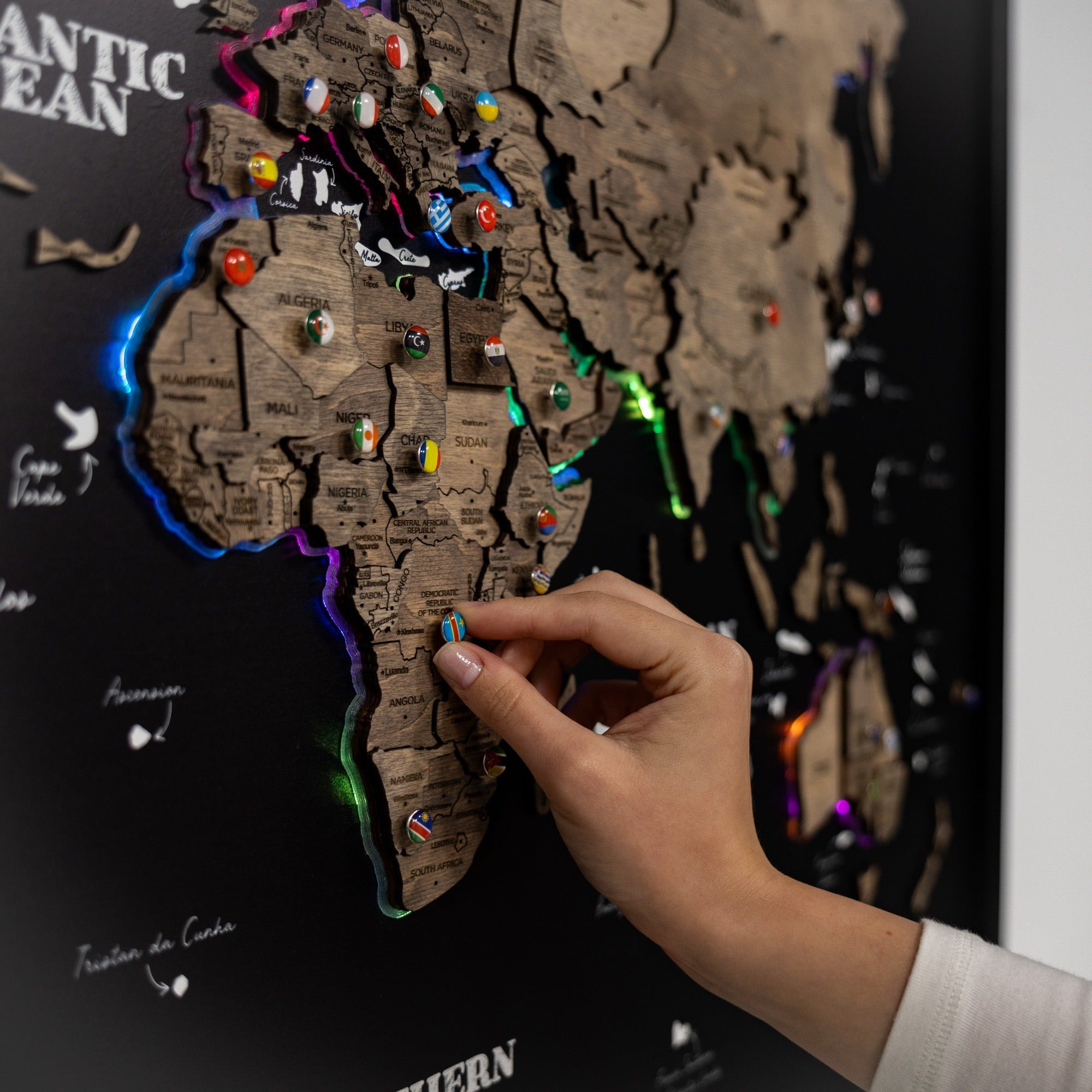 Map on Board LED 2.0 Terra Modern Illuminated World Map Decor