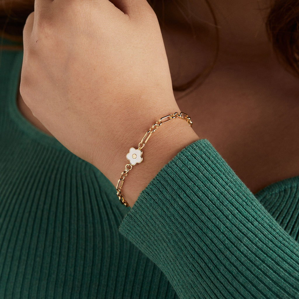 Mother of Pearl Daisy Charm Chain Bracelet in Gold