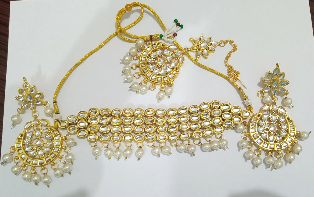 Gold plated Kundan necklace set with stone studded detailing on alloy base