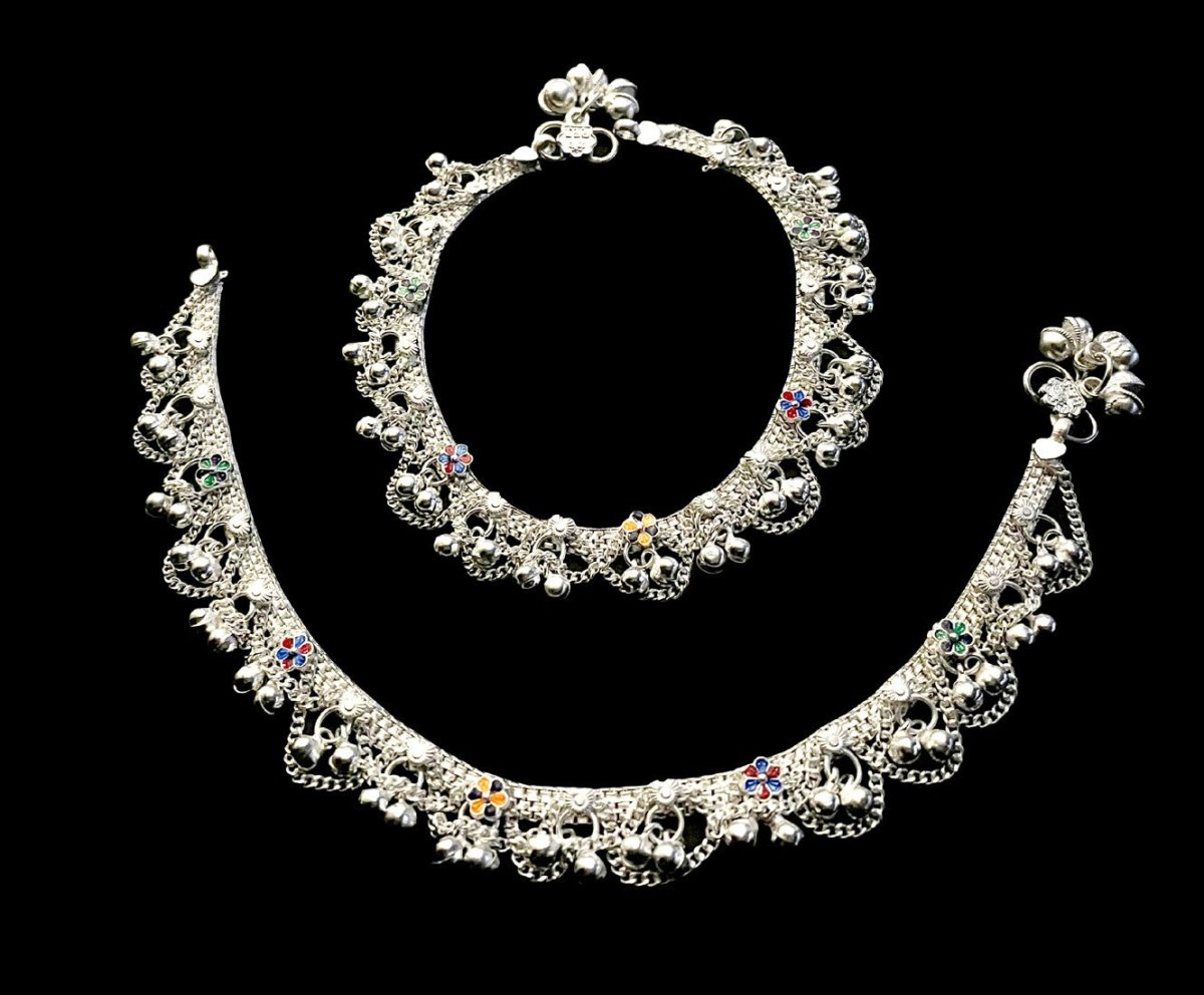 Elegant silver-plated matte finish foot chain anklet.