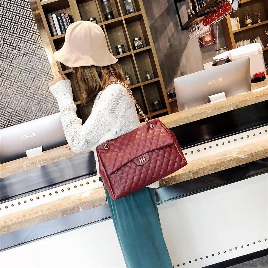 High-quality, large capacity designer shoulder bag in sleek PU leather
