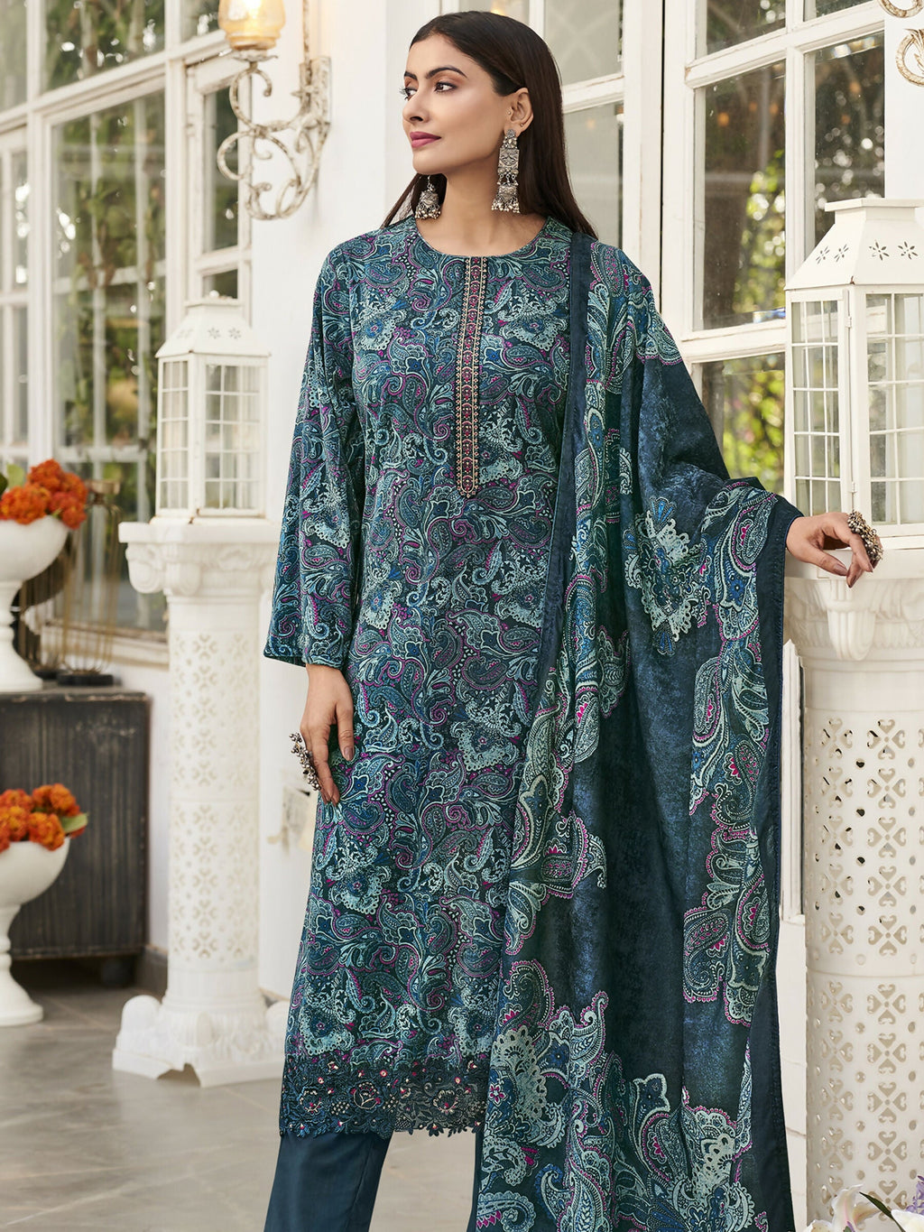 Women's Navy Blue Velvet Straight Kurta Set with Resham Thread Work