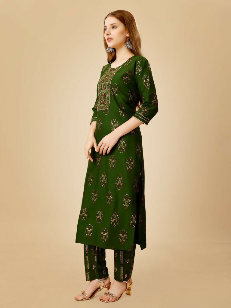 Women's Green Embroidered Straight Kurta Pant Set in Viscose Rayon